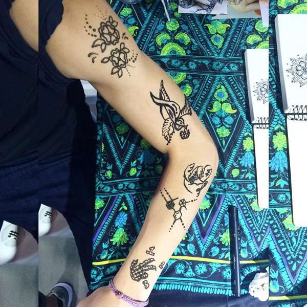 Tatuaje de henna en el brazo