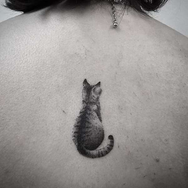 Tatuaje de gato de espaldas