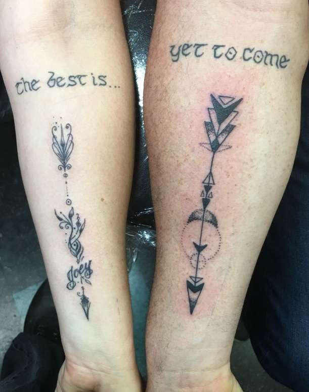 Tatuaje de flecha en pareja