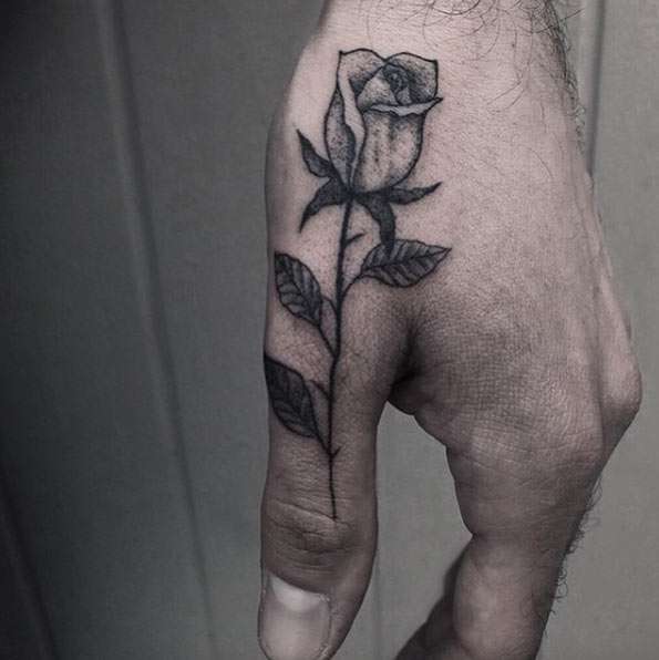 Tatuaje en los dedos: rosa