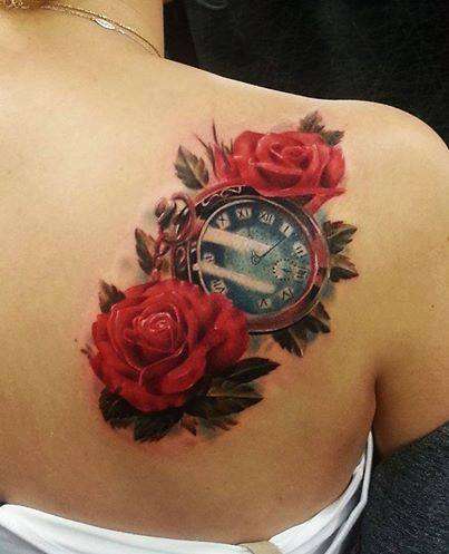 Tatuaje de reloj y rosas rojas