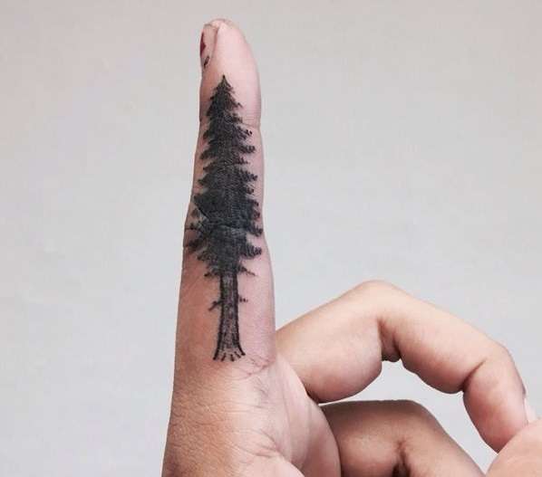 Tatuaje en los dedos: pino
