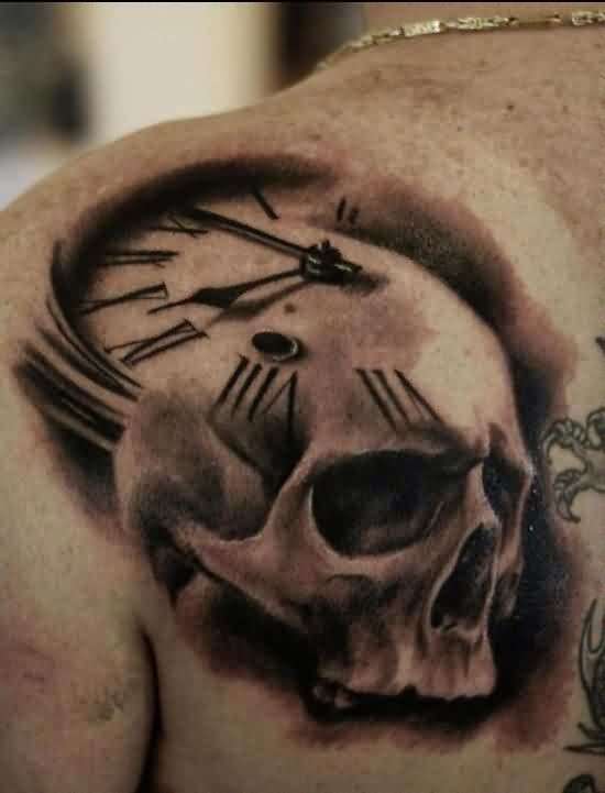 Tatuaje de reloj y calavera