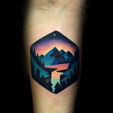 Tatuaje de bosque en colores