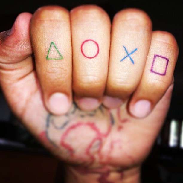 Tatuaje en los dedos: símbolos de consola de juegos