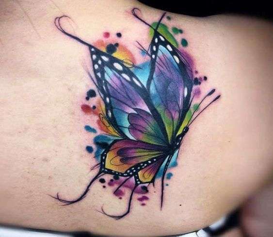 Tatuaje de mariposa multicolor