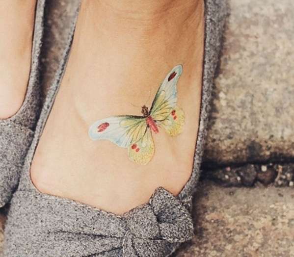 Tatuaje de mariposa en tonos pastel