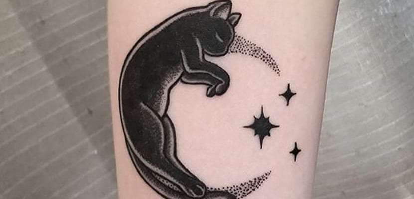 Tatuaje de gato en forma de luna