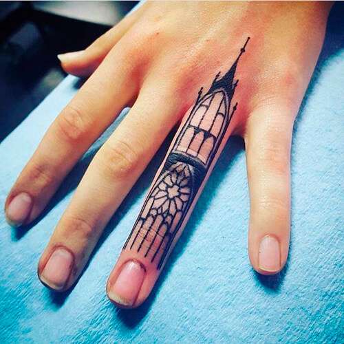 Tatuajes en los dedos: catedral con vitrales