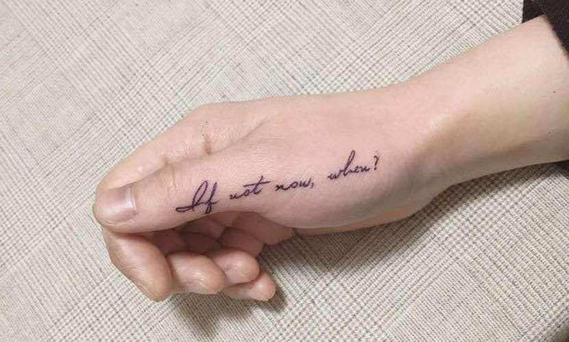 Tatuajes en los dedos: frase