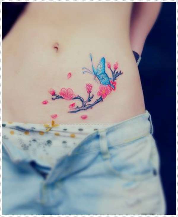 Tatuaje de mariposa y flores de cerezo