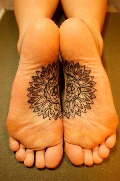 Tatuaje de mandala en la planta de los pies