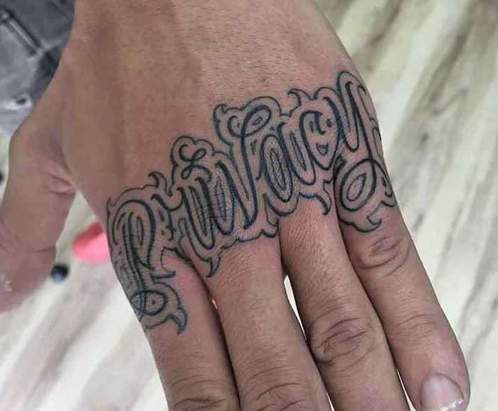 Tatuajes en los dedos: palabra en tamaño grande