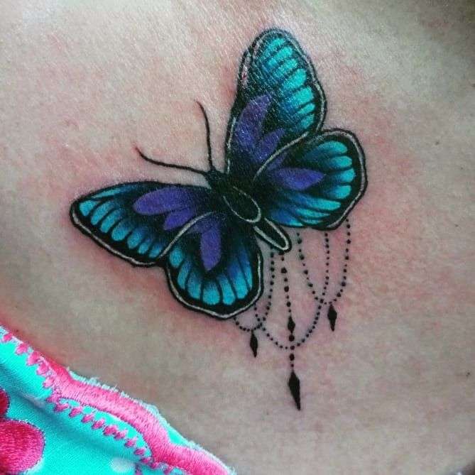 Tatuaje de mariposa decorada