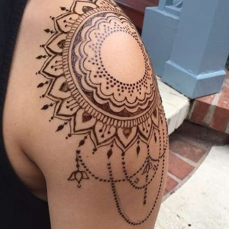 Tatuaje de henna en el hombro