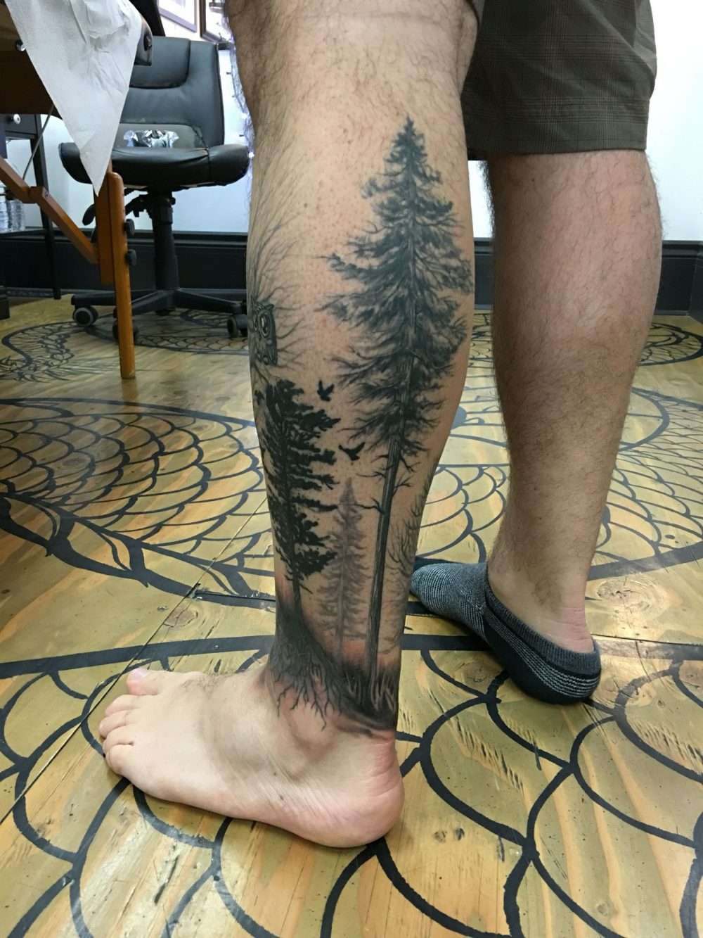 Tatuaje de bosque grande en la pierna
