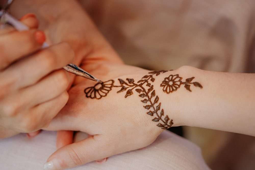 Tatuaje de henna en proceso