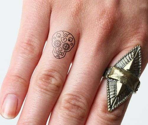 Tatuajes en los dedos: calavera mexicana
