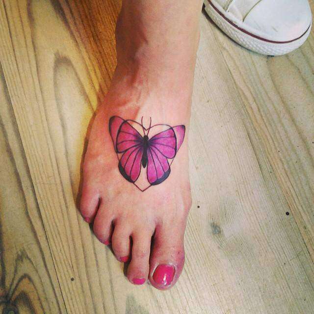Tatuaje de mariposa en el pie
