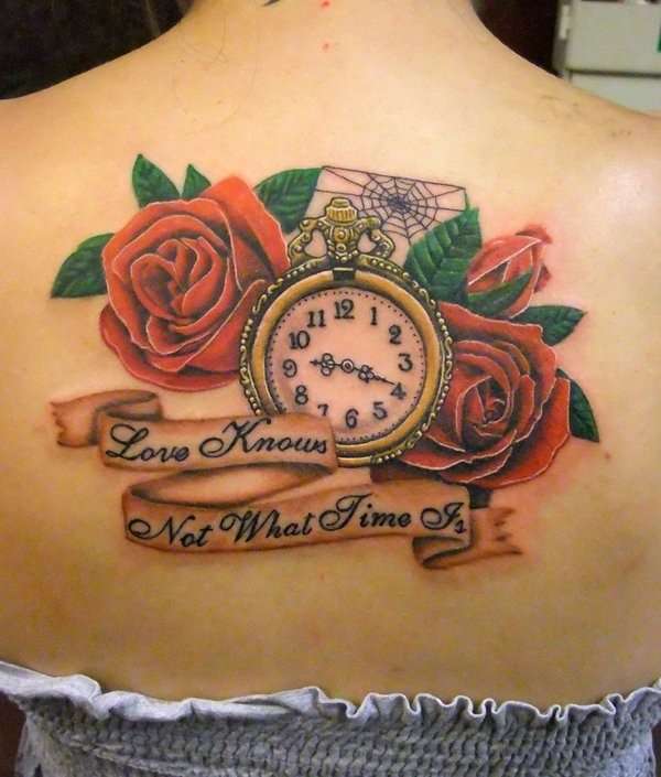 Tatuaje de reloj en la espalda