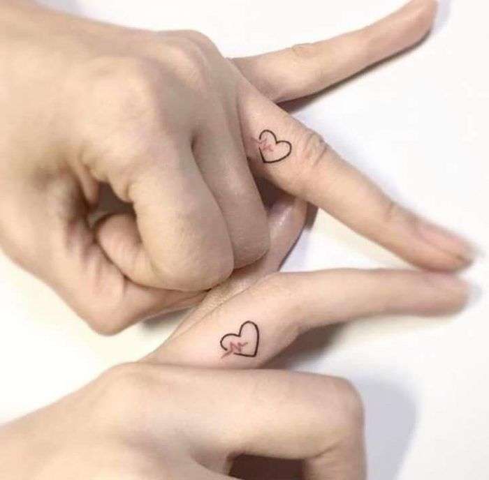 Tatuajes en los dedos: corazones en pareja