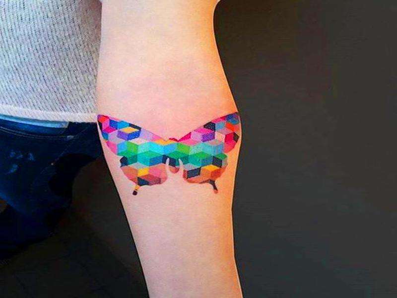 Tatuaje de mariposa geométrica