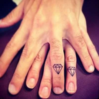 Tatuajes en los dedos: diamantes en pareja