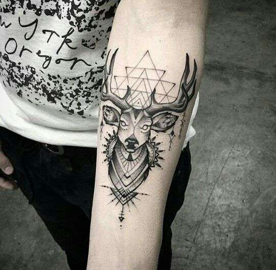 Tatuaje de venado en el brazo