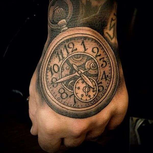 Tatuaje de reloj en la mano
