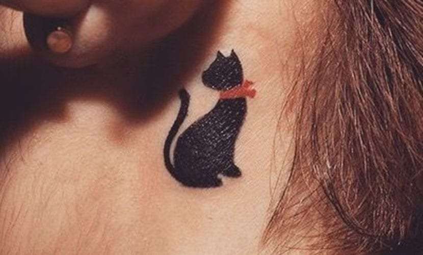 Tatuaje de gato detrás de la oreja