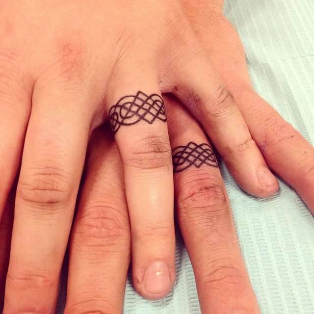 Tatuajes en los dedos. anillos