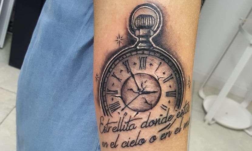 Tatuaje de reloj y frase