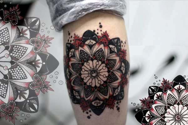 Tatuaje de mandala rojo y negro