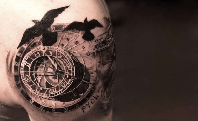 Tatuaje de reloj y aves