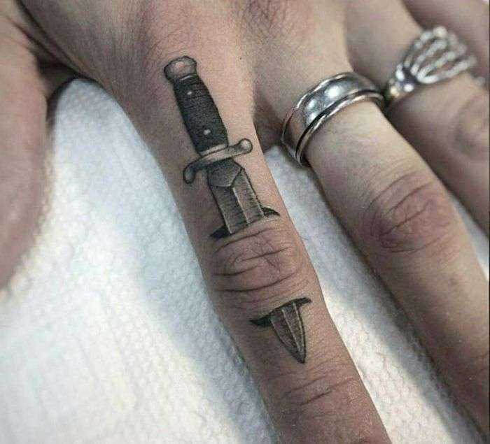 Tatuaje en los dedos: puñal