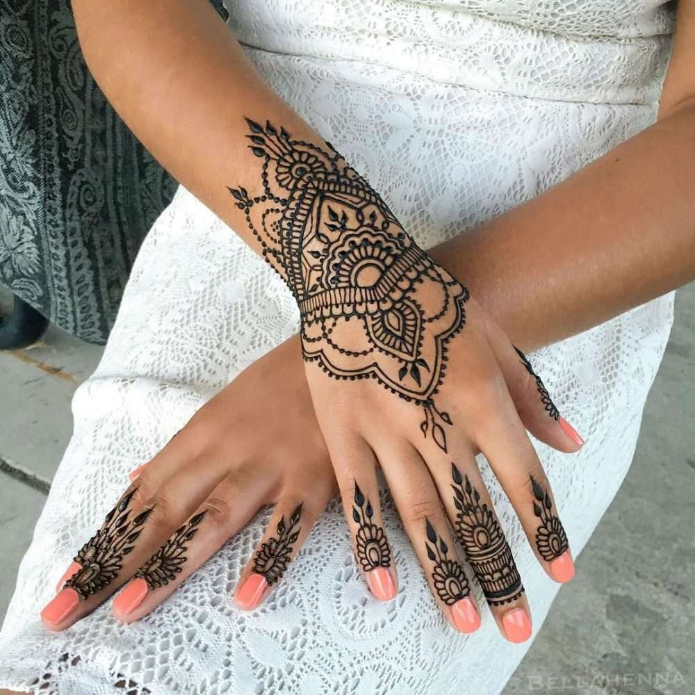 Tatuaje de henna, dedos, mano y muñecas