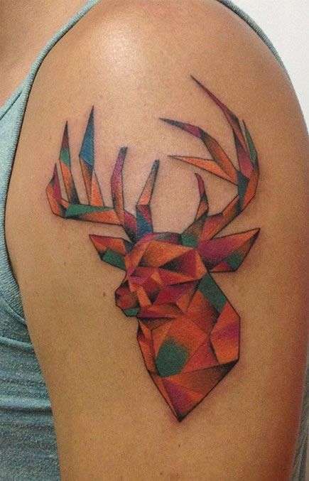 Tatuaje de venado geométrico