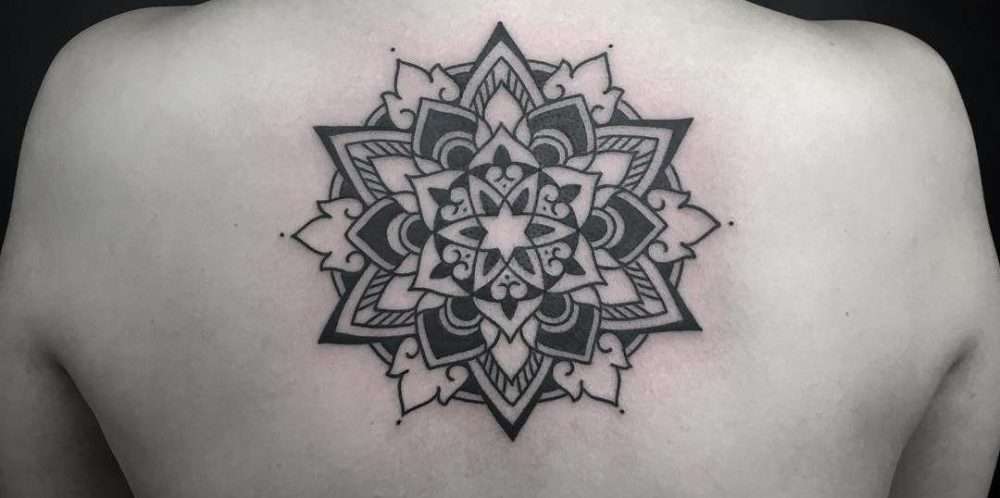 Tatuaje de mandala en la espalda