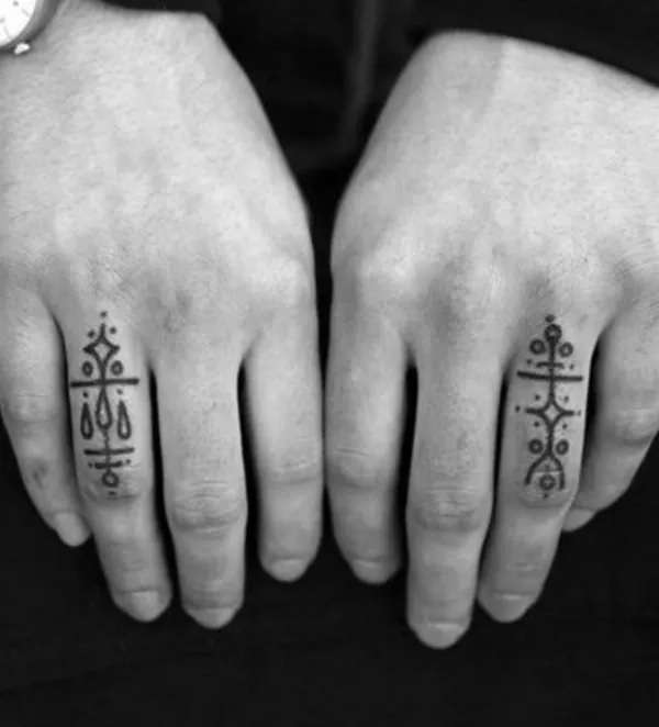 Tatuajes en los dedos: símbolos