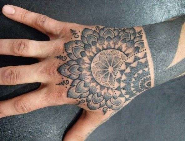 Tatuaje de mandala en la mano