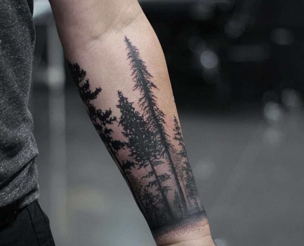 Tatuaje de bosque en antebrazo