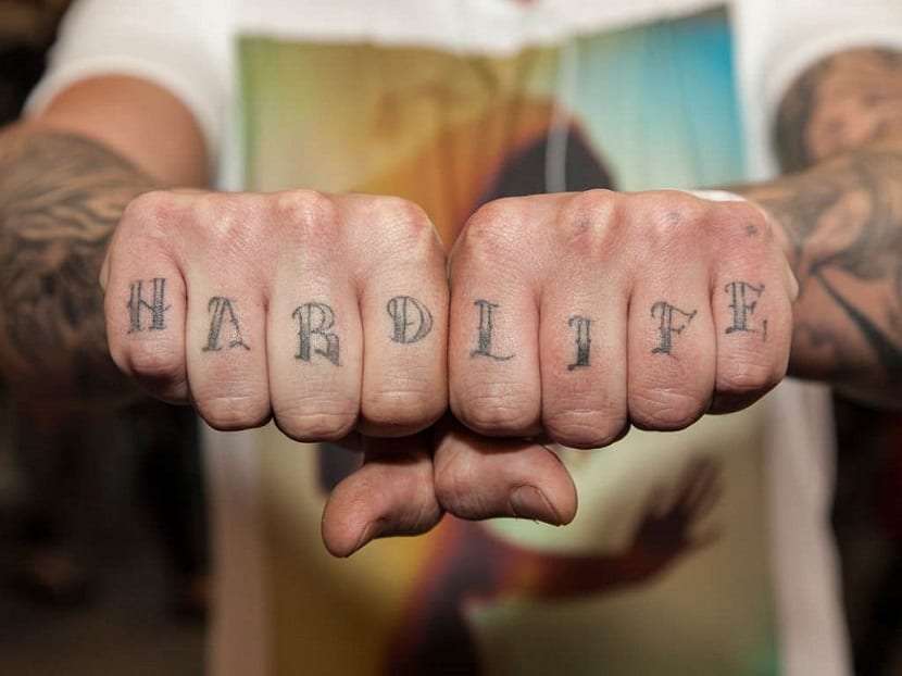 Tatuajes en los dedos: palabras