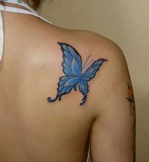 Tatuaje de mariposa en el hombro