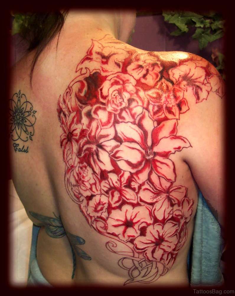 Tatuaje de henna rojo en la espalda