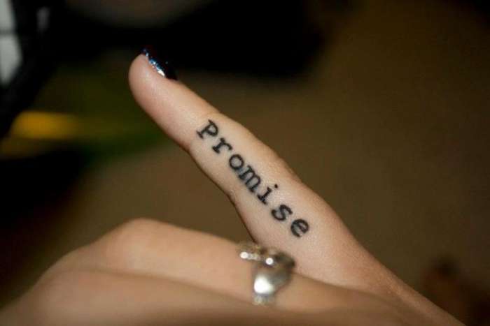 Tatuajes en los dedos: palabra en el lateral