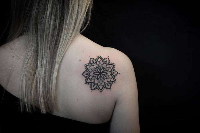 Tatuaje de mandala en el hombro