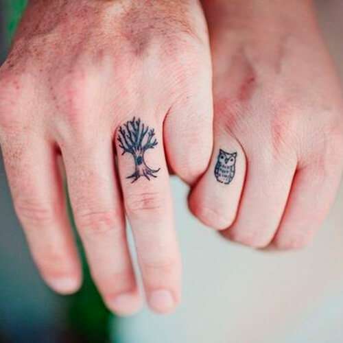 Tatuajes en los dedos: árbol y búho