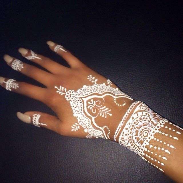 Tatuaje de henna blanco