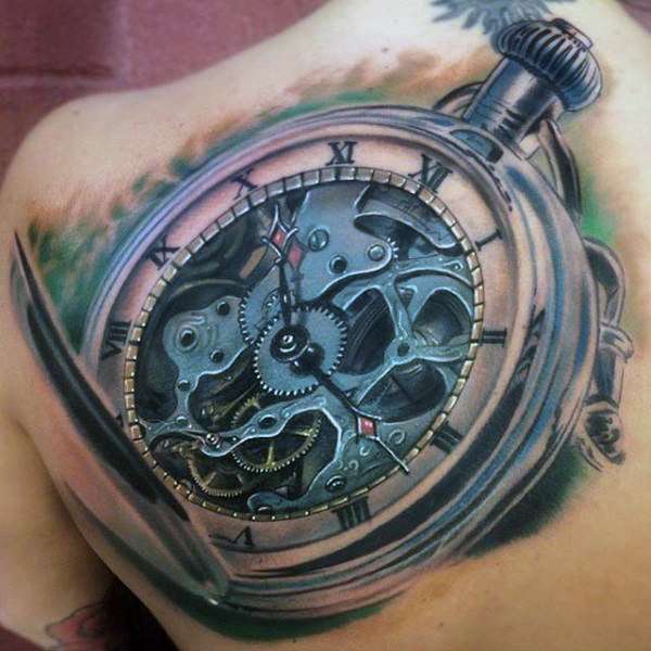 Tatuaje de reloj en la espalda