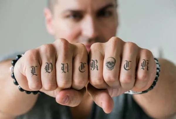 Tatuajes en los dedos: letras góticas